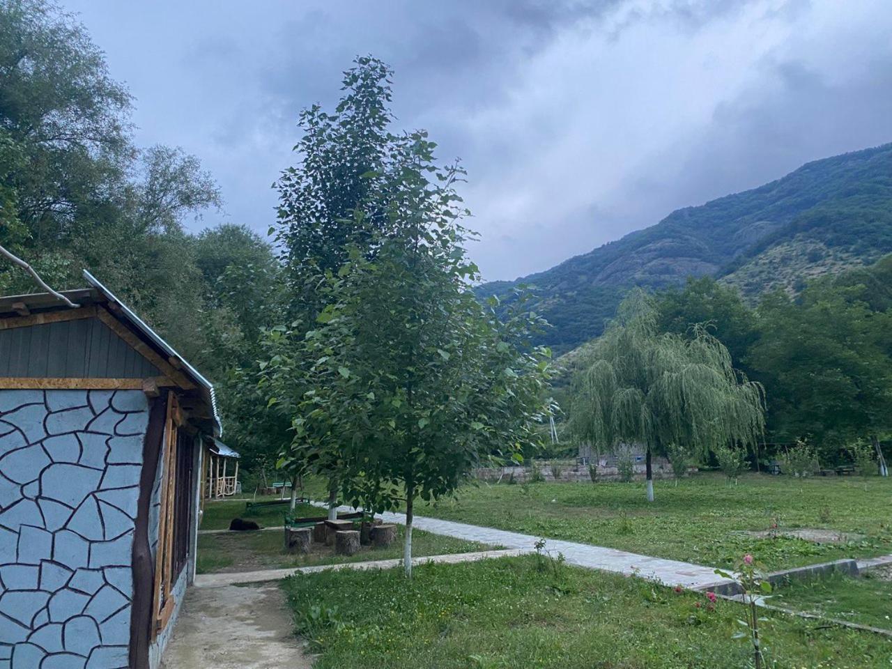 Basuta Guesthouse Kapan ภายนอก รูปภาพ